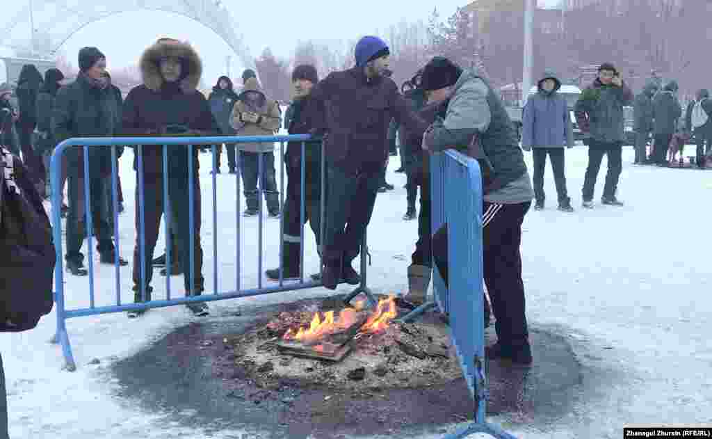 Суықта алаң шетінде от жағып жылынып тұрған демонстранттар. Ақтөбе, 5 қаңтар 2022 ж.