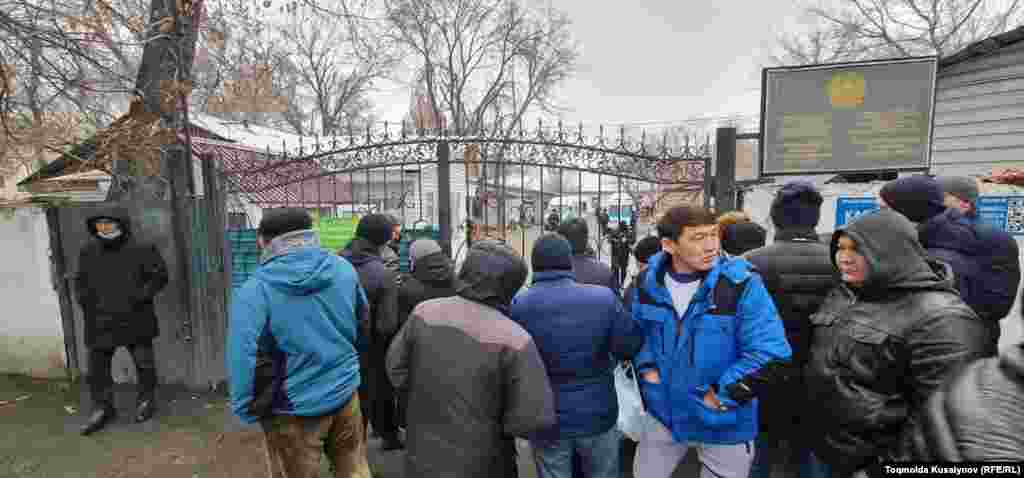 Наразылық және одан кейінгі бүлік кезінде хабар-ошарсыз кеткен туыстарын іздеген жұрт Алматы қаласы бойынша сот сараптамалары институты алдында тұр. 