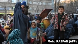 افغانان له سختې بې‌وزلۍ او فقر سره مخ دي، انځور يو شمېر بې‌وزله ښځې
