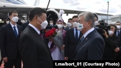 Қазақстан президенті Қасым-Жомарт Тоқаев Қытай басшысы Си Цзиньпинді қарсы алған сәті. 14 қыркүйек 2022 жыл.