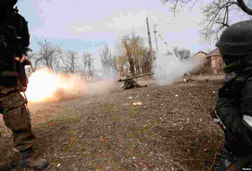 Ұрыс қаланың ортасында жүріп жатыр. 