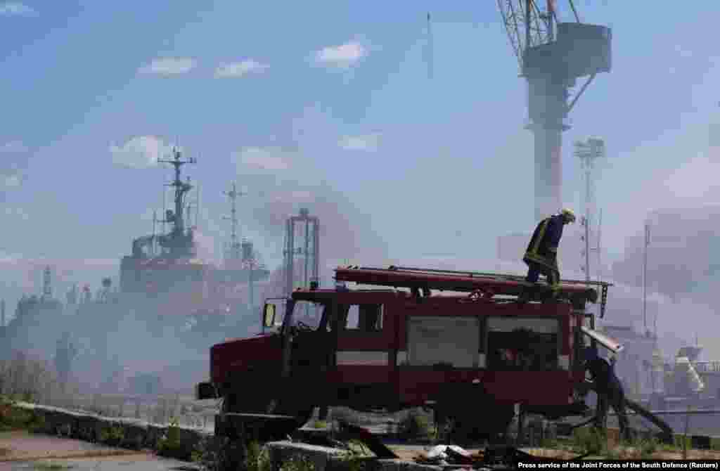 Autoritățile din Kiev spun că speră în continuare că exporturile de cereale vor putea fi reluate în zilele următoare. În imagine: pompierii lucrează la locul unde a avut loc o lovitură cu rachete rusești, 23 iulie 2022.