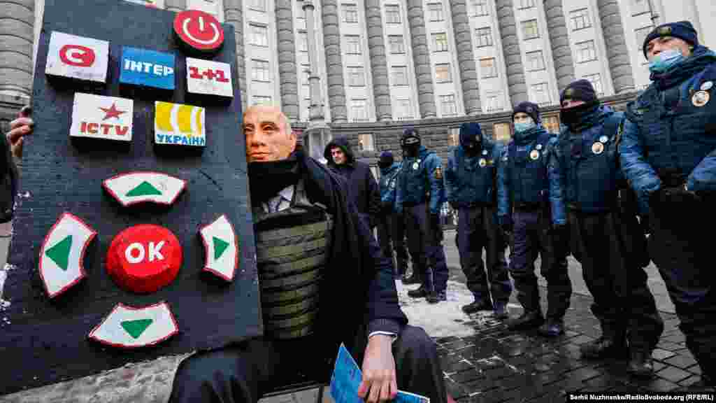 «Олігархічні телеканали пів року грубо порушують вимогу закону про мову щодо показу фільмів і серіалів українською. Вони мали дворічний перехідний період, але не тільки не переклали вже відзняті російськомовні фільми, а й створюють нові. Телепродукт російською мовою і з російськими «зірками» не лише незаконно крутять в Україні, а й продають у Росію, отримуючи надприбутки. Заради наживи або свідомо цим продуктом русифікують мільйони українців, насаджують в Україні «русскій мір» та мислевіруси про «адін народ». Показ фільмів для Росії на українському телебаченні нищить україномовне телевиробництво та обкрадає українського глядача», – заявили організатори акції у події у фб 