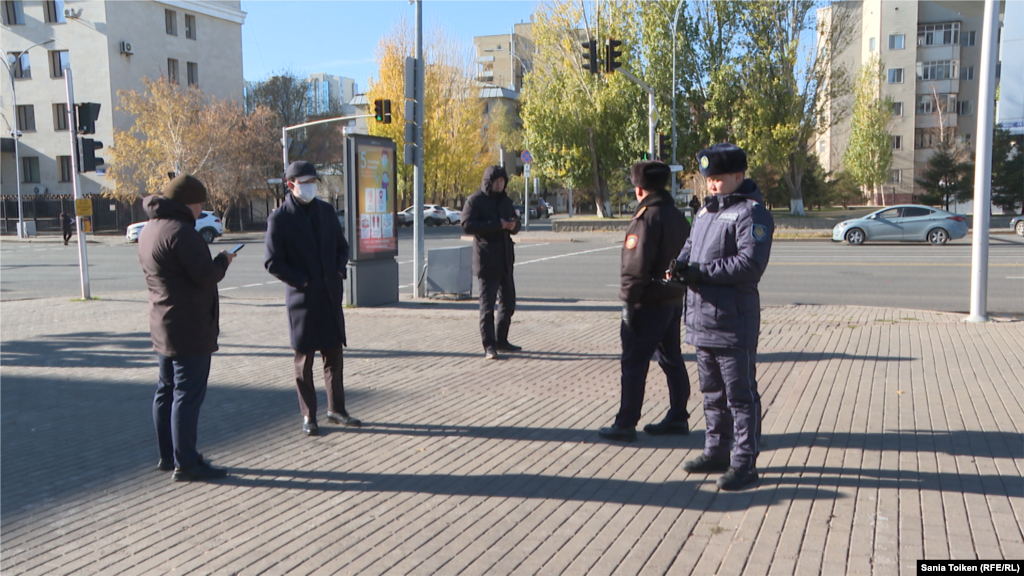 Бұған дейін белсенділер 25 қазанда Астанадағы Жеңіс даңғылының бойындағы қаржы министрлігінің алдында және Алматыдағы Шоқан Уәлиханов ескерткішінің қарсы бетінде күндізгі сағат 12-14 аралығында митингі өтетінін хабарлаған. Тіркелмеген "Алға, Қазақстан" партиясының белсенділері мерзімінен бұрын өтетін сайлауды тоқтатуды және жаңа саяси партияларды тіркеуді талап етіп митинг өткізетіні жайлы мәлімдеген. Екі қала әкімдігі де рұқсат бермеген. Суретте: Митингі өтетін орын деп аталған маңда жүрген полицейлер мен жай киімдегі адамдар. Астана, 25 қазан 2022 жыл.