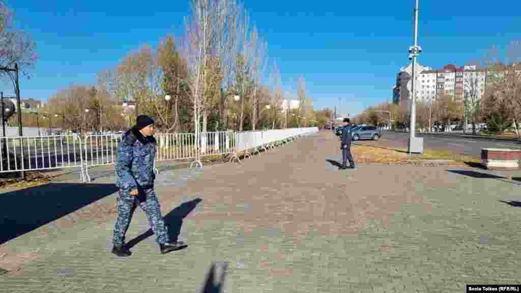 Жетісу аудандық полиция бөліміне жеткізілген Әсет Әбішев полицейлер өзін не үшін әкетіп, не үшін босатқанын түсіндірмегенін айтты. - Бес сағат дәлізде отырғызып қойды. Учаске полицейлері ғана жүрді, бірде-бір басшы болған жоқ. Бізді алып кеткендер шақырту қағазын да көрсетпеді, өзін де таныстырмады. Көшеден ұстап әкетті. Айдар Сыздықов екеумізді шығарды. Қанатхан Әмреновтың қайда екенін білмеймін, - дейді Әсет Әбішев. Суретте: Алматыда ерте сайлауға қарсы акция өтеді деп көрсетілген жерде жүрген полиция қызметкерлері. 25 қазан 2022 жыл.