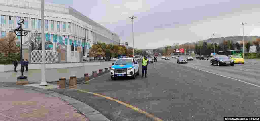 Алматыда қоғам белсенділері Әсет Әбішев, Айдар Сыздықов, Қанатхан Әмреновтерді себебін айтпастан Жетісу аудандық полиция бөлімшесіне әкеткен. Сағат 11 шамасында Алматыдағы тәуелсіз бақылаушылар ұйымы жетекшісі Арайлым Назарованы да үйінен шыққан кезде полиция әкетіп, Бостандық аудандық полиция бөлімшесіне жеткізген. Оларды бірнеше сағаттан кейін босатқан. - Бүгінгі күн жөнінде, "ҚДТ", "Көше партиясы" туралы сұрады. Одан кейін еш себепсіз бес сағаттай отырдық. Бөлімшеде тағы үш-төрт белсенді азамат отыр. Билік бүгін үлкен митинг болады деп сескенген сияқты, сол үшін белсенділерді осылай ұстаған болар, - деді Арайлым Назарова. Суретте: Алматыдағы Республика алаңын қауіпсіздік күштері қоршап тұр. Қаланың орталық көшелері полиция бақылауында екені байқалды. 25 қазан 2022 жыл.