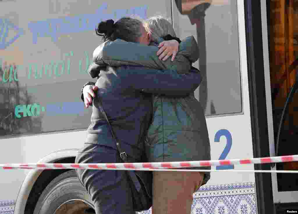 "Азовстальдан" шыққан бейбіт тұрғынның бірі жақынын құшақтап тұр. 2 мамыр. 