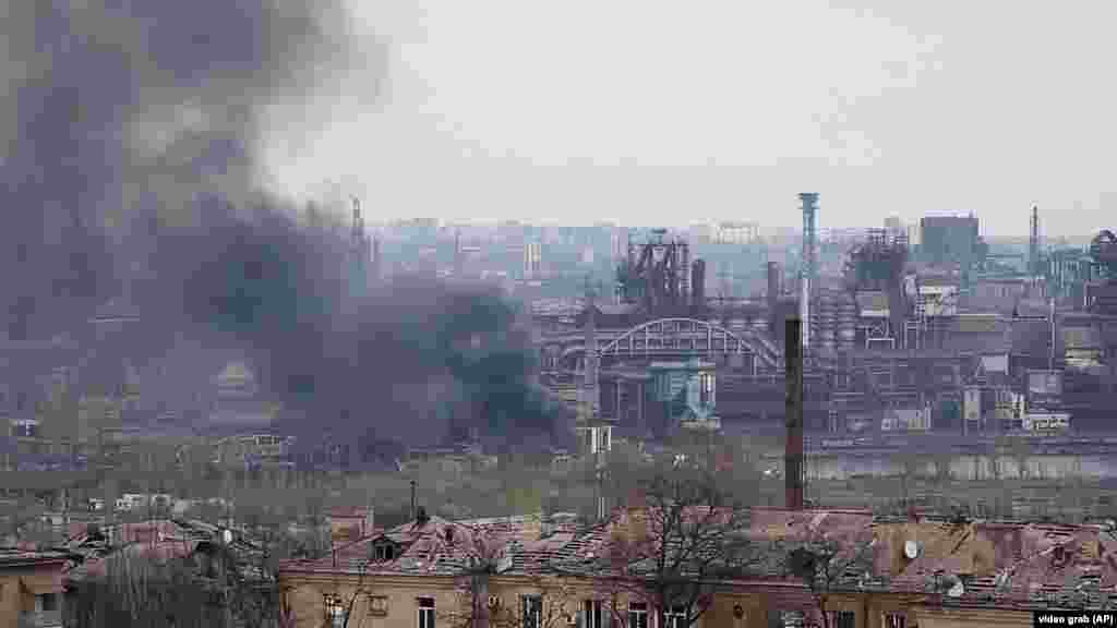 Дым в результате обстрелов российской армией завода «Азовсталь». 3 мая 2022 года Международный комитет «Красного Креста» подтвердил, что несколько десятков мирных жителей покинули завод из-за так называемого «зеленого коридора»