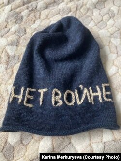 Шапка Веры с антивоенной надписью