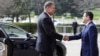 Klaus Iohannis a avut marți o primă reacție pe proiectul de modificare a legilor securității. Președintele este întâmpinat de directorul SRI, Eduard Hellvig, într-o imagine de arhivă.