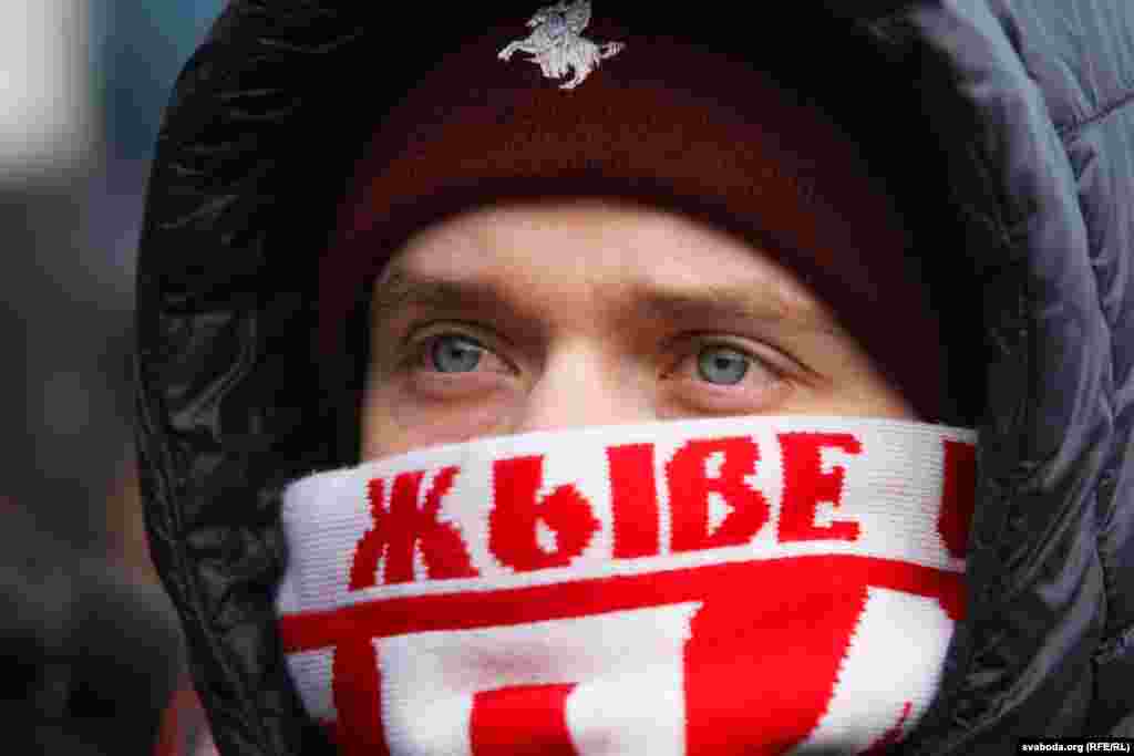 Около 14:00 по минскому времени протестующие начали шествие с Октябрьской площади до площади Независимости. 