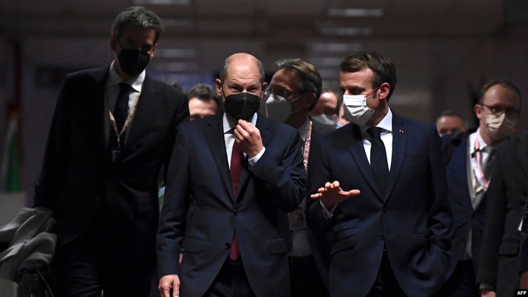 17 грудня 2021. Президент Франції Емманюель Макрон і канцлер Німеччини Олаф Шольц ідуть на спільну пресконференцію під час саміту ЄС (Фото агентства AFP)