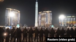 Полицейский спецназ на площади Республики во время митинга в ночь на 5 января 2022 года. Позже акция переросла в стычки между участниками протеста и полицией
