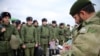 "Система": мигрантов вербуют на войну через фиктивные контракты