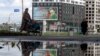 Bilbord koji promoviše ugovornu vojnu službu sa likom vojnog lica i sloganom "Služenje Rusiji je pravi posao", Sankt Peterburg 20. septembra 2022.