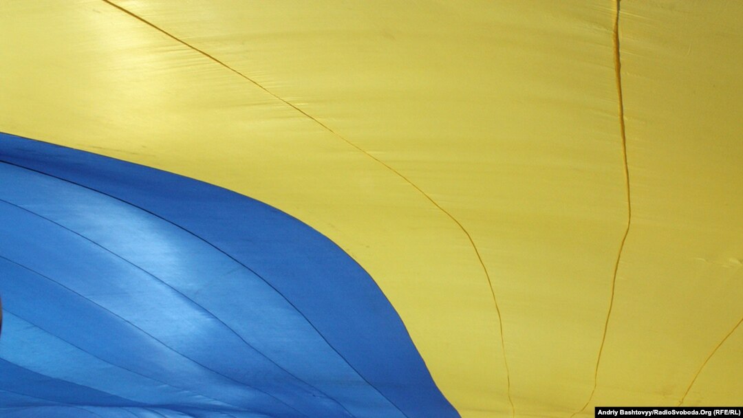 Представники українських патріотичних організацій розгорнули великий український прапор на Михайлівській площі, 23 серпня 2010 року
