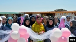 :ملالې یوسفزۍ خپله ۱۸مه کالیزه په لبنان کې د شام هېوادو له کډوالو نجونو سره ولمانځله