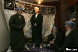 Жених (в центре) и аксакалы ожидают прибытия невесты на свадебной церемонии. Иллюстративное фото. Душанбе, 4 марта 2011 года.