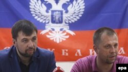 Лідери угруповання «ДНР» Денис Пушилін (л) та громадянин Росії Олександр Бородай на пресконференції у будівлі обласної адміністрації в Донецьку, 29 травня 2014 року