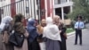 Жены задержанных узбекских беженцев-мусульман у здания прокуратуры. Алматы, 13 сентября 2010 года. 