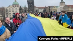 Украиндар Прагадағы Карл көпірінде өз туын жайып тұр. Олар осылайша Украина бірлігі күнін атап өтті. 2025 жылғы 19 қаңтар.