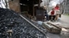 Иллюстративное фото. Местные жители на окраине Донецка, 11 апреля 2017 года