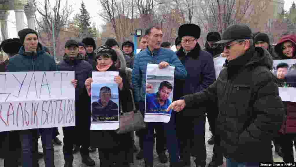Ақтөбеде белсенділер "Нұрдәулет" мешітіне жиналып, Дулат Ағаділге құран бағыштады. Олар белсендінің мезгілсіз қазасына билікті кінәлап, белсенділерді қуғындауды тоқтатуды талап етті.