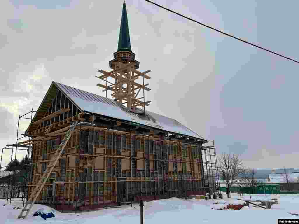 Биектау районы Айбаш авылында 20нче гасыр башында төзелгән мәчетне реставрацияләү бара. Аны җәйгә төгәлләмәкчеләр. Күпчелек эшләр иганә акчасына башкарыла. 2022 елда аның манарсы җимерелеп төшкән иде. 