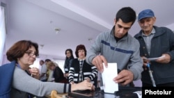 Armenia - A voter casts a ballot at a polling station in Gyumri, 2Oct2016.