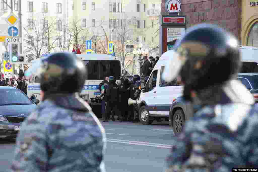 26 наурыз күні полиция Навальныйдың Коррупцияға қарсы қоры қызметкерлерін де ұстады. Қор белсенділері Ресей аймақтарында өтіп жатқан шерулерден онлайн-трансляция жүргізген еді. 