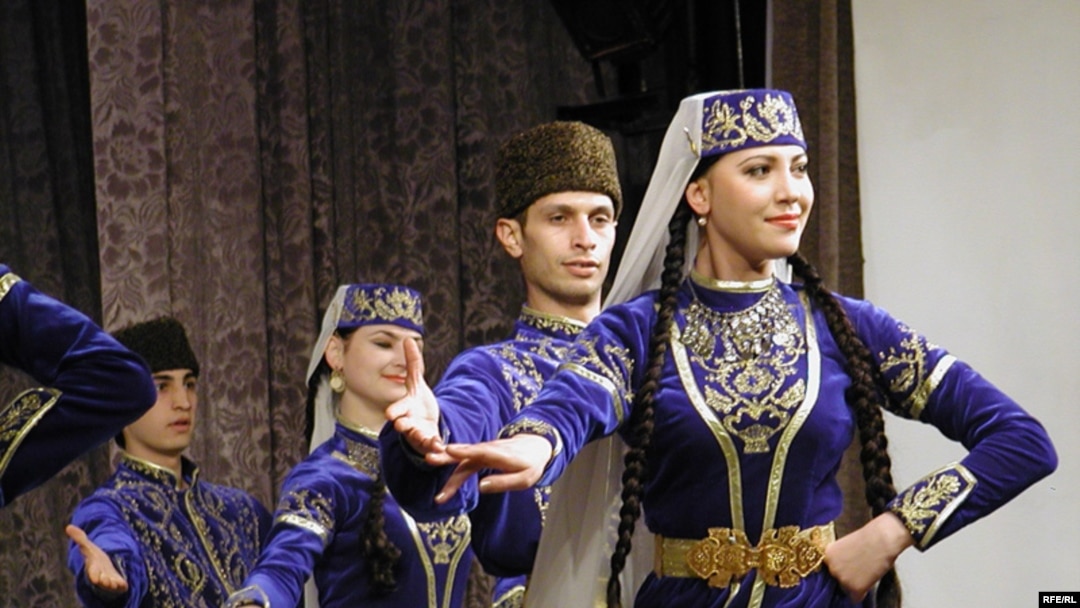 Кримські татари в національному одязі 