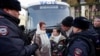 Femei din mișcarea „Calea spre casă” sunt înconjurate de polițiști în timpul unei adunări în centrul Moscovei, Rusia, 3 februarie 2024.