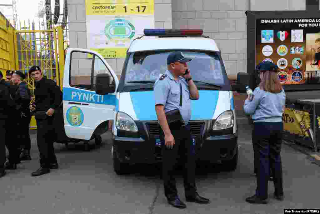 Стадионда полицейлер мен арнайы жасақ өкілдері көп болды. Бұған дейін Алматы қалалық полиция департаментінің бастығы Арыстанғали Заппаров концертте қауіпсіздікті қамтамасыз етуге 2,5 мың қызметкер жұмылдырылады деп мәлімдеген. 