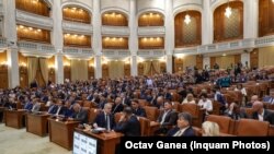  Deputatul USR Cristian Seidler a declarat marţi că, ordonanţa este în continuare neconstituțională, în ciuda modificărilor care i-au fost aduse marți la Comisia de muncă a Camerei Deputaţilor, unde s-a renunțat la majorarea salariilor tuturor demnitarilor.