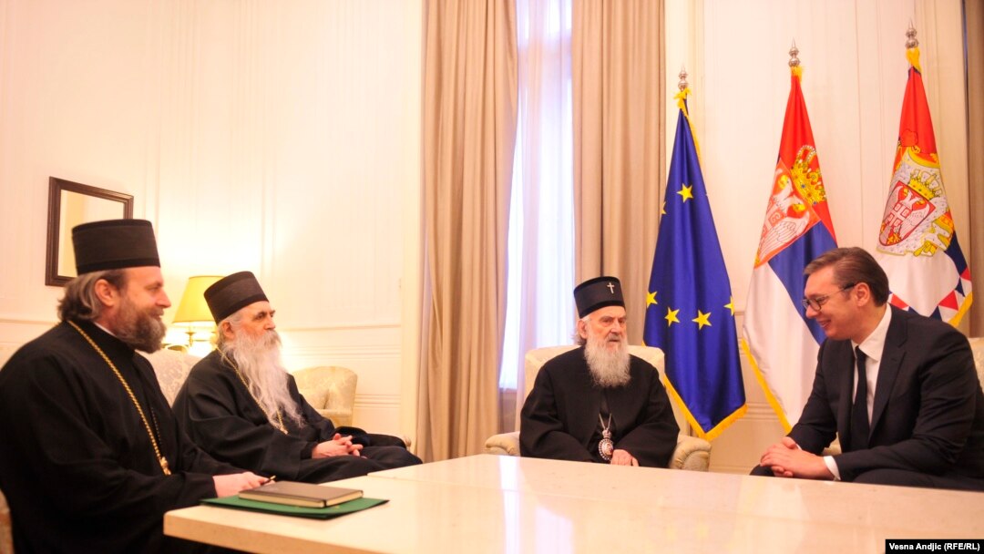 Predsednik Srbije Aleksandar Vučić tokom susreta sa pratrijarhom SPC Irinejom, u Beogradu, 2. decembra 2019. 