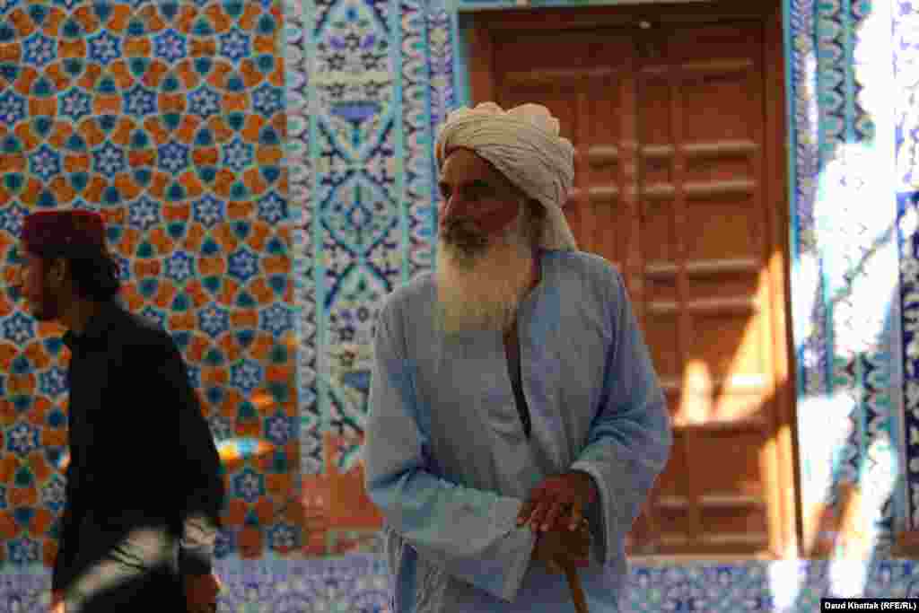 د برچونډي شریف درګاه ته هره ورځ ګڼ خلک ورځي چې پکې لمونځ وکړي.&nbsp; &nbsp;