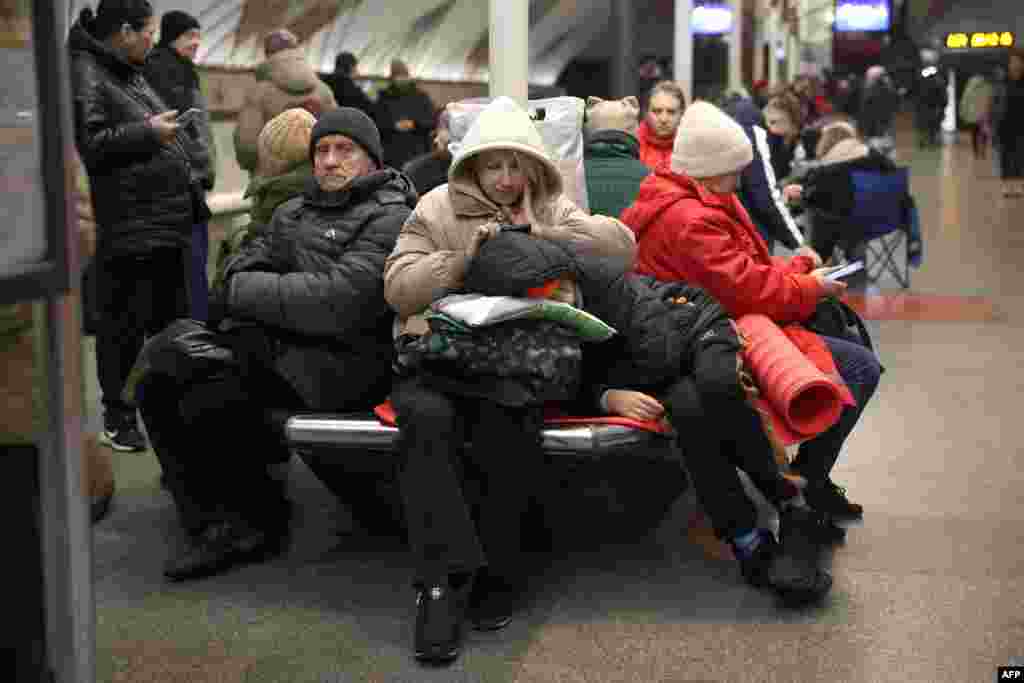 Киев метросы. Русиянең дрон һөҗүменнән качкан халык, 31 декабрь. 