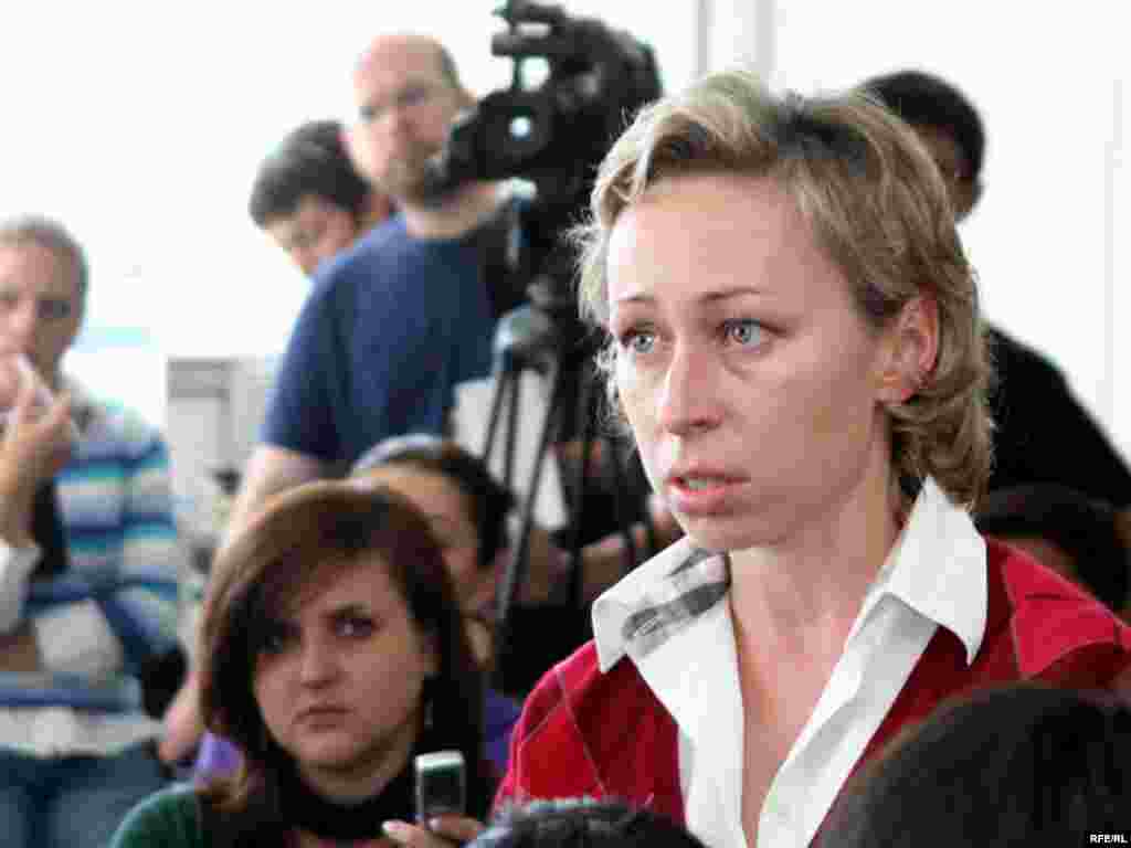 Kazakhstan - Parfyonova Natalia, wife of Dmitry Parfyonov (the former vice-president of JSC company National Atomic Company «Kazatomprom»). Almaty, 03Jun2009 - Наталья Парфенова, супруга Дмитрия Парфенова, арестованного вице-президента компании «Казатомпром». Алматы, 3 июня 2009 года.