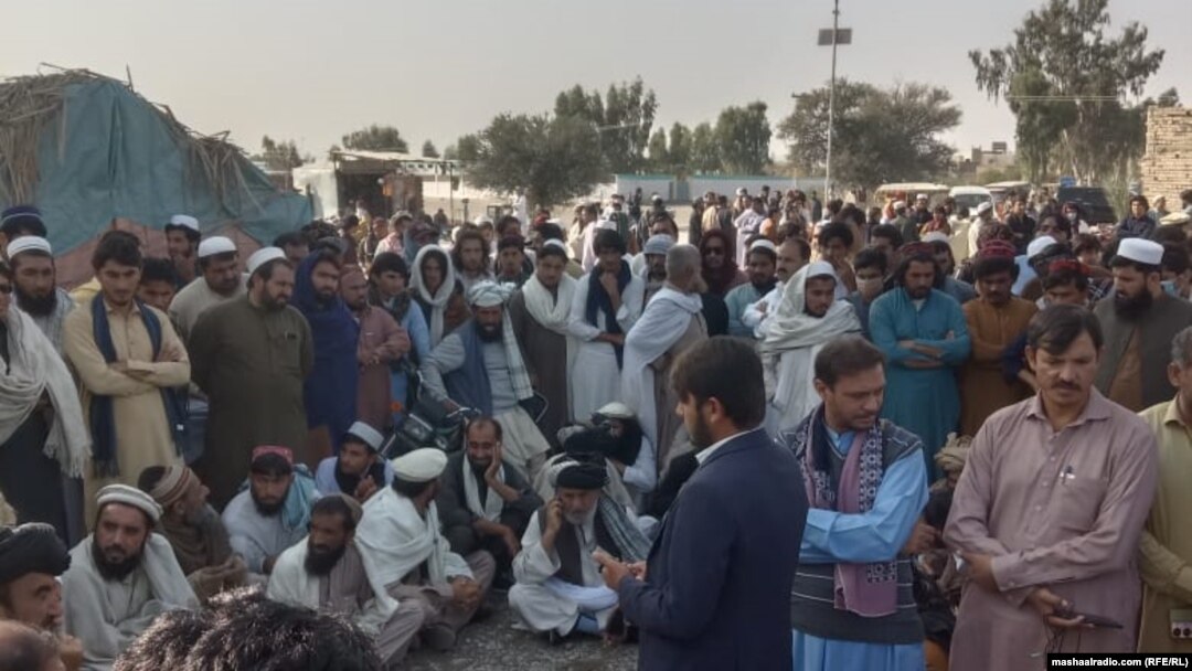 د نومبر پر ۳۰ په بکاخېلو منډۍ کې ځایي خلک د پوځي عملیاتو په مهال د زیانونو ضد د احتجاج په مهال. 