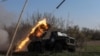 Житель Константиновки возле разрушенного российским авиаударом дома, в котором под завалами ищут его мать. 8 мая 2025 года
