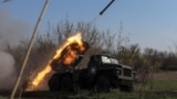 Житель Константиновки возле разрушенного российским авиаударом дома, в котором под завалами ищут его мать. 8 мая 2025 года