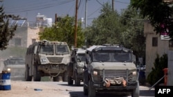 Vehicule blindate ale armatei israeliene intră în orașul palestinian Jenin în timpul unei operațiuni militare în nordul Cisiordaniei ocupate, pe 21 mai 2025.
