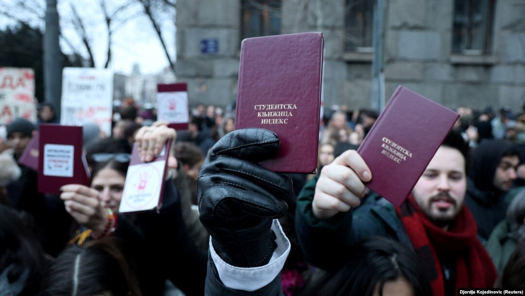 Studenti drže indekse na protestu ispred zgrade Ustavnog suda u Beogradu, 12. januar 2025.