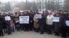 Працівники Рівненського ливарного заводу пікетують обласну раду з вимогою виплати заробітної плати, 16 листопада 2012 року
