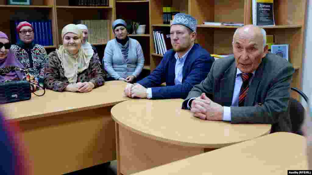 Уңнан: Равил Фәйзуллин, "Ярдәм" мәчете имамы Илдар хәзрәт Баязитов һәм мөслимәләр