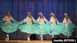 Александровка районының Яфар авылыннан "Кәеф" бию төркеме чыгыш ясый