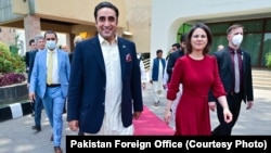 د عکس ښي لور ته د جرمني د بهرنیو چارو وزیره انالېنا بایربوک او چپ لور ته د پاکستان د بهرنیو چارو وزیر بلاول بوټو.