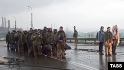 Перебувавших українців на «Азовсталі» вивоили на міст до російських військових