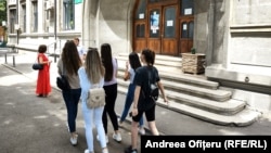 Prima probă a bacalaureatului, verificarea competențelor, ar urma să aibă loc loc între 12-21 iunie, își propune ministerul Educației. 