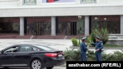 Полицейские рядом с автомобилем в Ашгабате, столице Туркменистана.